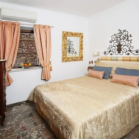 Center House * Taormina